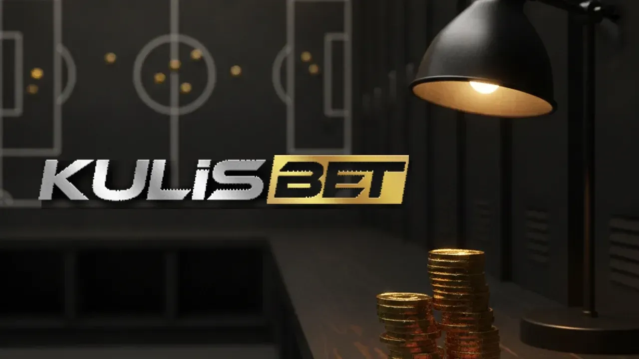 Soyunma odası bankında altın jetonlar, maç bileti ve Kulisbet logosu