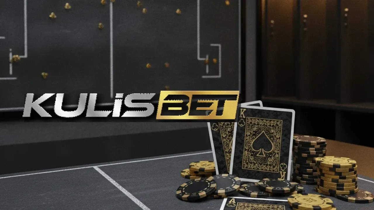 Siyah-altın casino fişleri, iki kart ve Kulisbet logosu